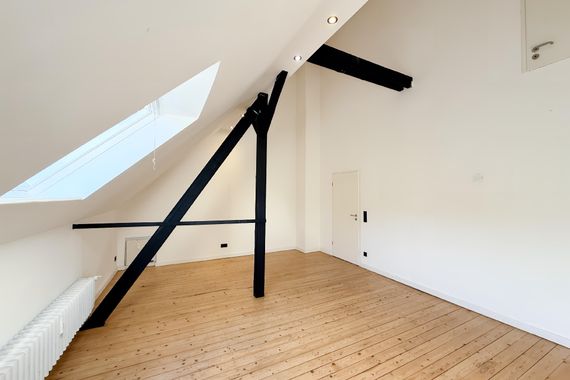 GROßZÜGIGE MASIONETTEWOHNUNG MIT 139M² IM ZENTRUM ZU MIETEN!