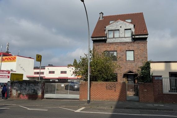Einzigartiges Mehrfamilienhaus mit Halle und Garage  grenzenlose Möglichkeiten für Wohnen  und  Gewerbe