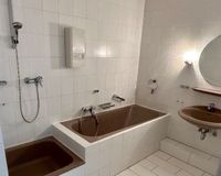 Bad mit Wanne und Dusche
