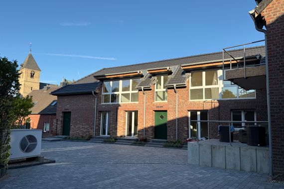 Hofromantik! Stilvolle Maisonettewohnung mit eigenem Eingang in ländlicher Idylle!