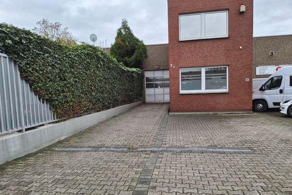 NEUSS NÄHE HAFEN/HAUPTBAHNHOF: HALLE/SERVICEFLÄCHE  MIT BÜROTRAKT IM GEWERBEGEBIET *KEIN KFZ*