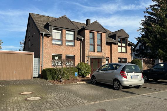 Charmante Dachgeschoss-Maisonette-Wohnung in Lintorf!