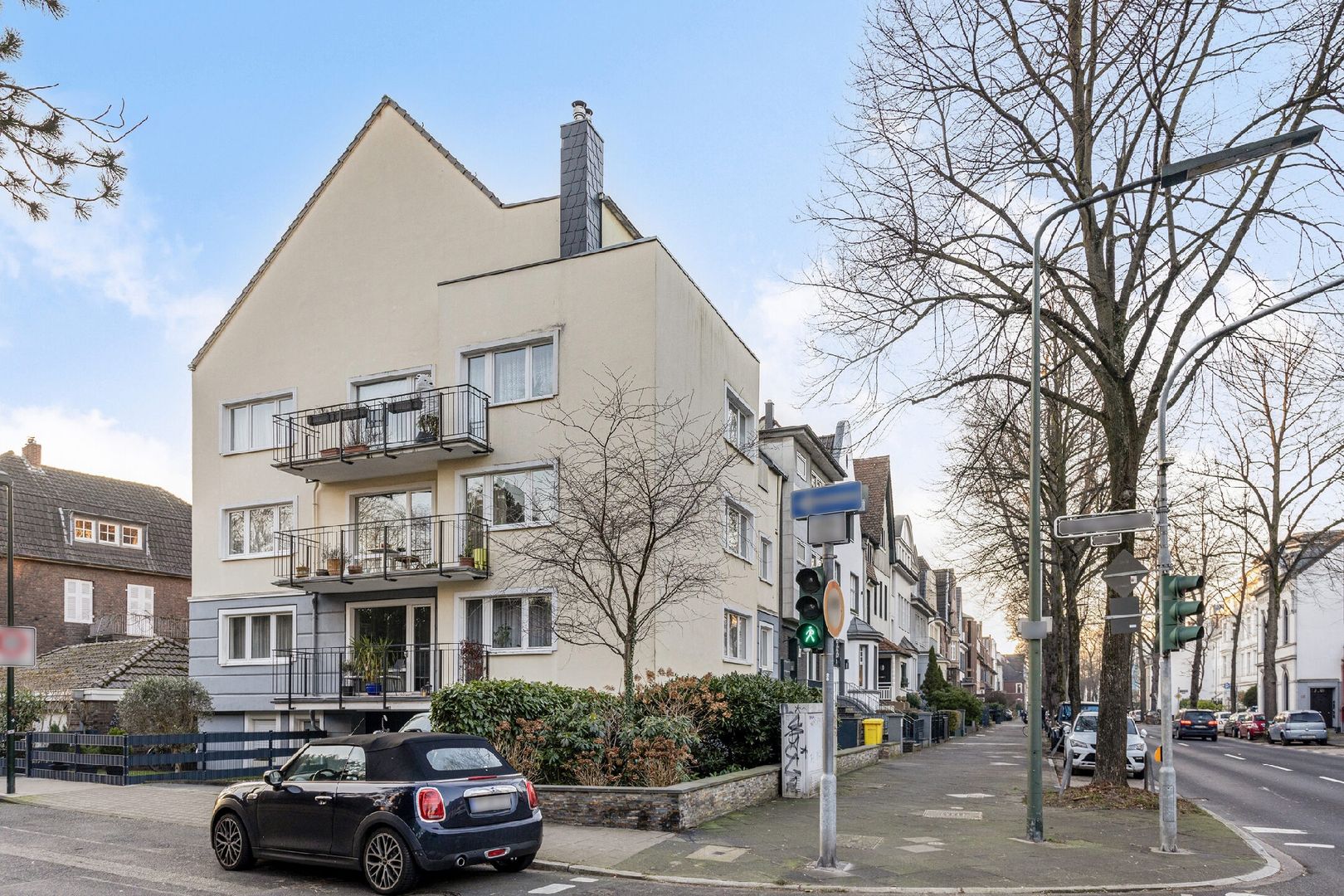 Investment in Bestlage (mit 2 freien Wohnungen ca. 245 QM) von Alt-Oberkassel: Eckhaus 4 WE+Garagen