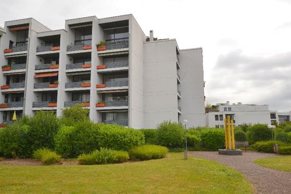 VOR DEN TOREN VON DÜSSELDORF - Top ausgestattete 2-Zi.-Whg. mit Loggia