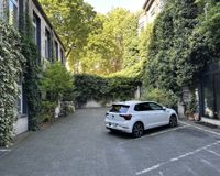 Innenhof mit PKW-Stellplatz