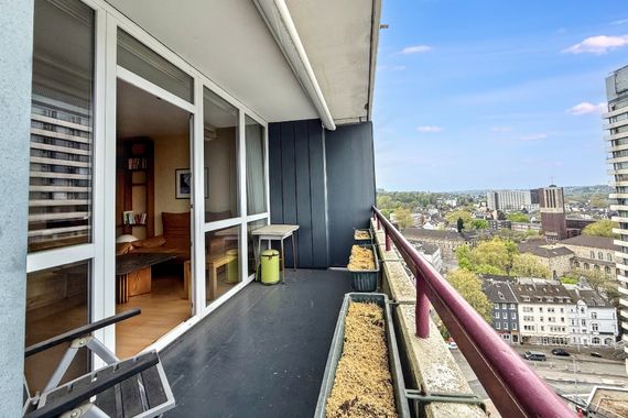 PENDLER UND SINGLES AUFGEPASST! STADTWOHNUNG MIT PANORAMABLICK IM HERZEN VON MÜLHEIM A.D.R. !