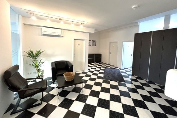 Düsseldorf-Stadtmitte! Großzügige Bürofläche! Provisionsfrei für den Mieter!