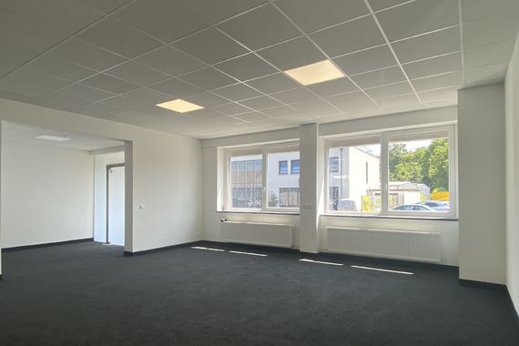 KERNSANIERTE BÜROFLÄCHE IM EG MIT LICHTKUPPEL - ca. 202 M², OPTIONAL ERWEITERBAR