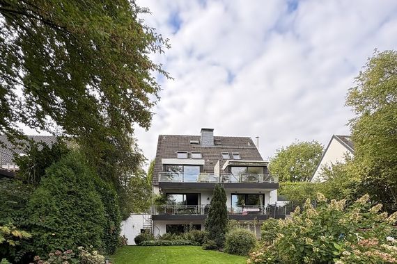 Ihre Wellness-Oase in Wittlaer: Große 3-Zimmer-Wohnung mit Garten, Sauna und Kamin.