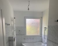 Badezimmer mit Wanne und Fenster