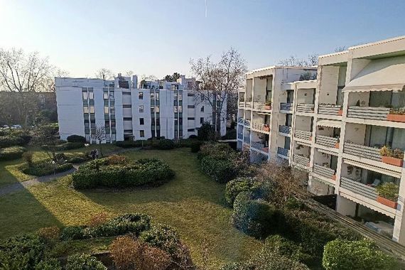 VOR DEN TOREN VON DÜSSELDORF - Top ausgestattete 2-Zi.-Whg. mit Loggia