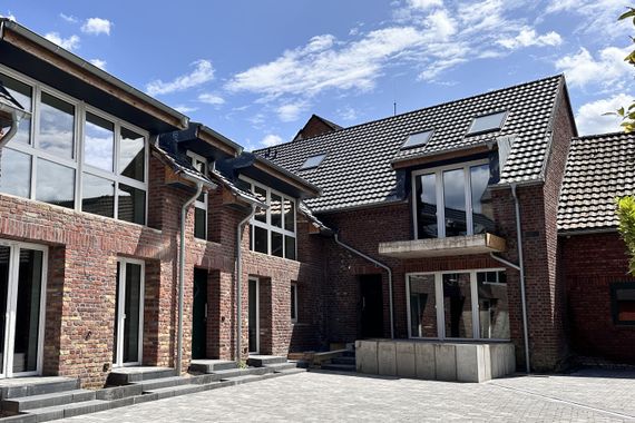 Erstbezug! Möbliertes Apartment mit großer Terrasse in idyllischer Lage!