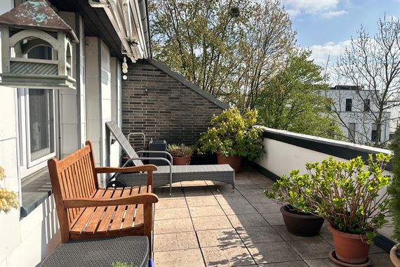 Lichtdurchflutetes Dachgeschossjuwel mit großer Dachterrasse und Kamin!