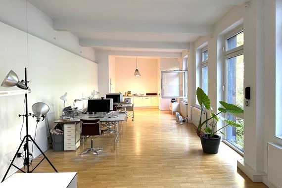 Düsseldorf-Friedrichstadt! Helles, großräumiges Büro mit PKW-Stellplatz!