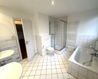 Bad mit Wanne und Fenster