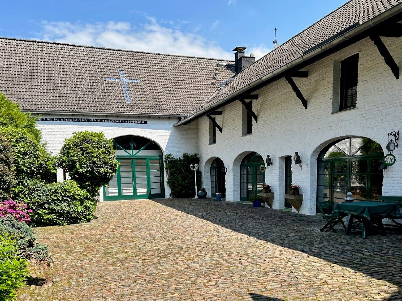 Historischer Hof mit einem Wirtschaftsgebäude in Neuss Holzheim