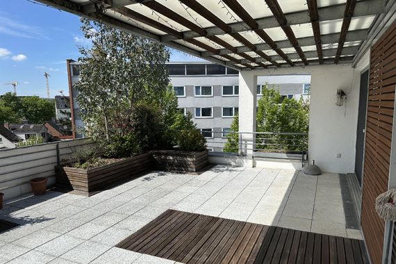 Düsseldorf-Lörick: Großzügiges Penthouse (5 Zimmer) mit Dachterrasse und Einbauküche!