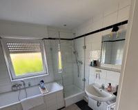 Badezimmer mit Wanne u. Dusche