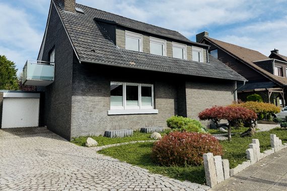 Ihr neues Zuhause zum Wohlfühlen - großzügige Dachgeschosswohnung im Zweifamilienhaus!