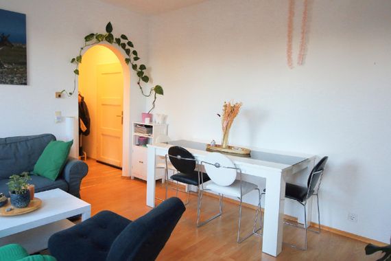2-ZIMMER WOHNUNG IM CHARMANTEN ALTBAU AM RHEIN ZU MIETEN!