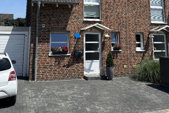 Ein Haus aus dem Bilderbuch. Hochwertige sanierte Doppelhaushälfte in Willich - Anrath