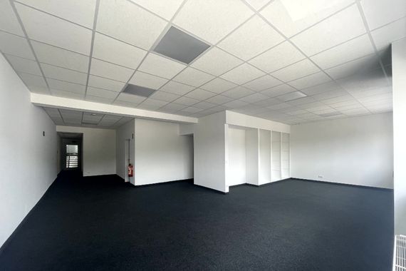 432 M² BÜROFLÄCHE. KLIMATISIERT MIT KONFERENZRAUM, GLASTÜREN UND FÜHRUNGSEBENE IN KREFELD