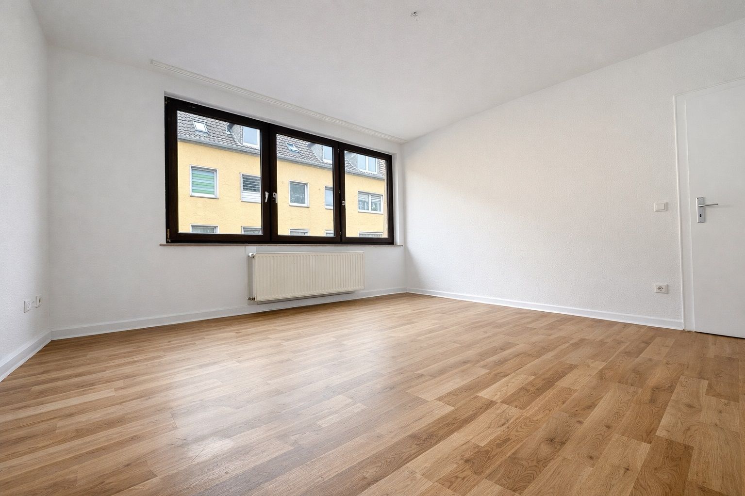 FRISCH RENOVIERTE 4-ZIMMERWOHNUNG MIT BALKON IN KREFELD ZU MIETEN!