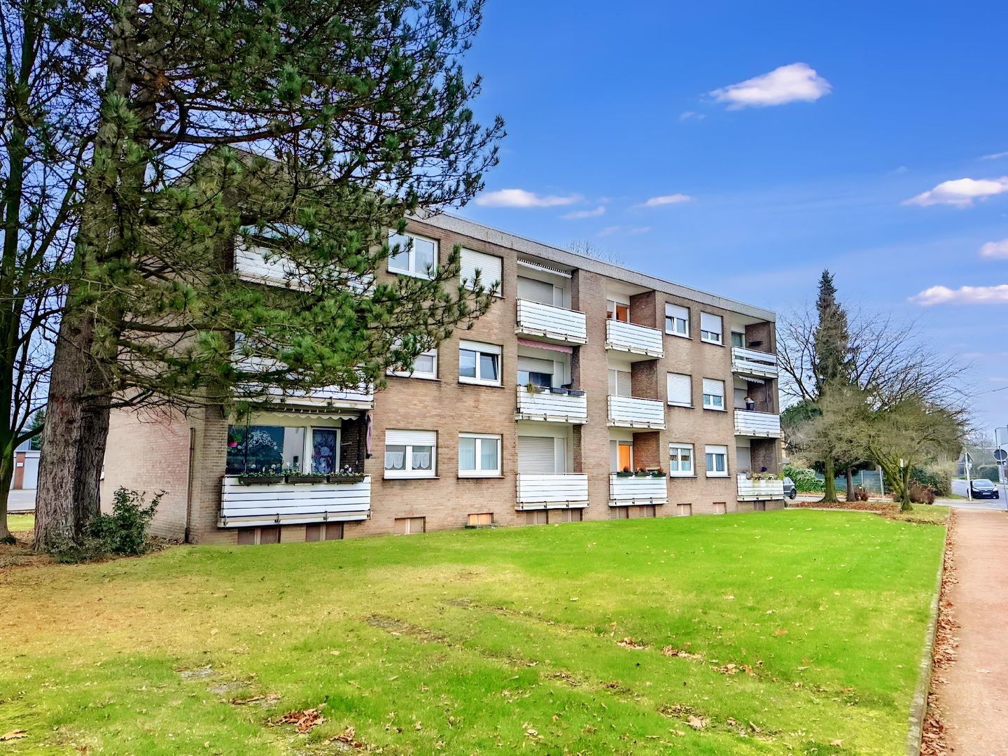 NETTETAL - SELTENE GELEGENHEIT! 12-PARTEIENHAUS MIT 4 GARAGEN ZU KAUFEN