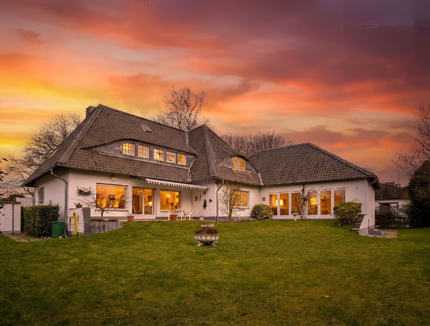 TOLLES ANWESEN MIT SCHWIMMBAD IN KREFELD-KLIEDBRUCH!