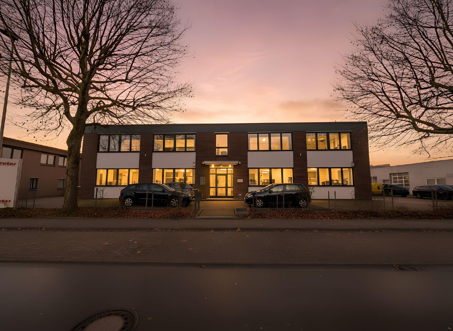 EXKLUSIVE BÜROFLÄCHE MIT LAGERHALLEN ZU MIETEN!