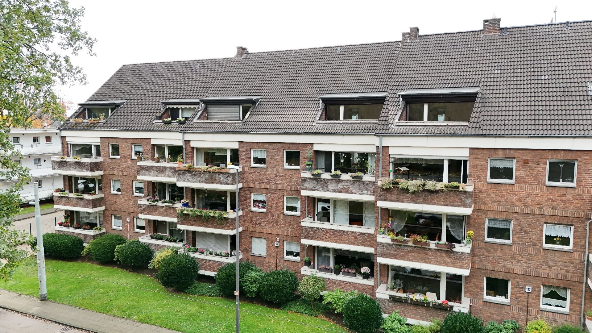 SCHÖNE DACHGESCHOSS-MAISONETTEWOHNUNG MIT BALKON DIREKT AM SCHÖNWASSERPARK ZU VERKAUFEN!