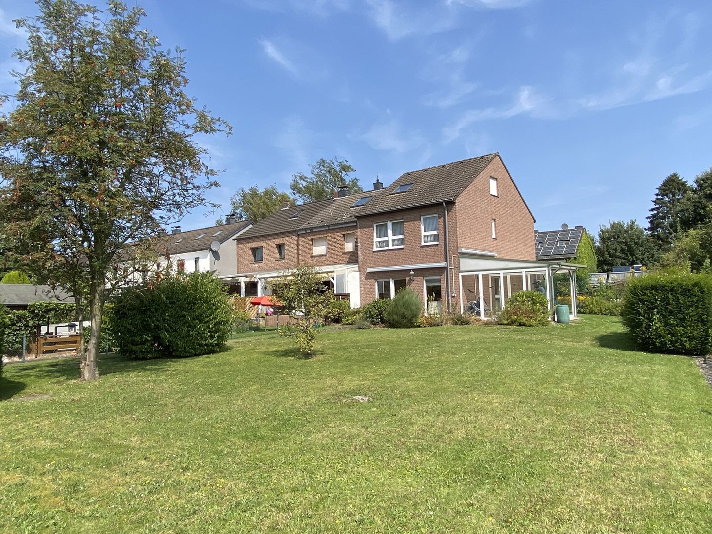 GEPFLEGTES REIHENENDHAUS MIT GROSSEM GRUNDSTÜCK IN MG-HARDT!