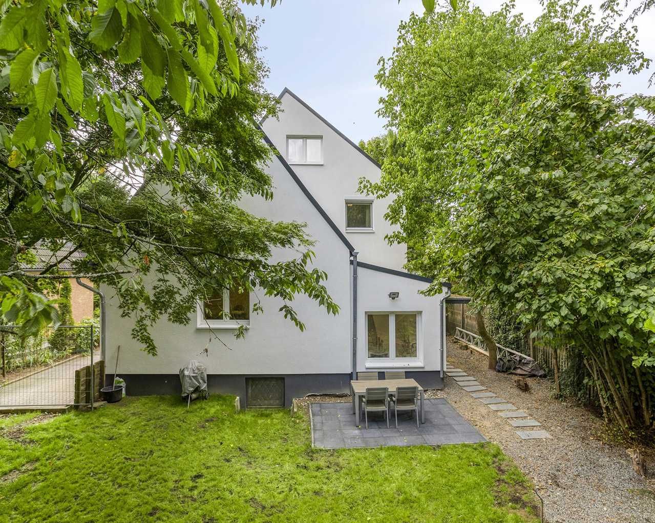 Düsseldorf-Angermund: Neuwertiges, freistehendes Haus auf großem Grundstück