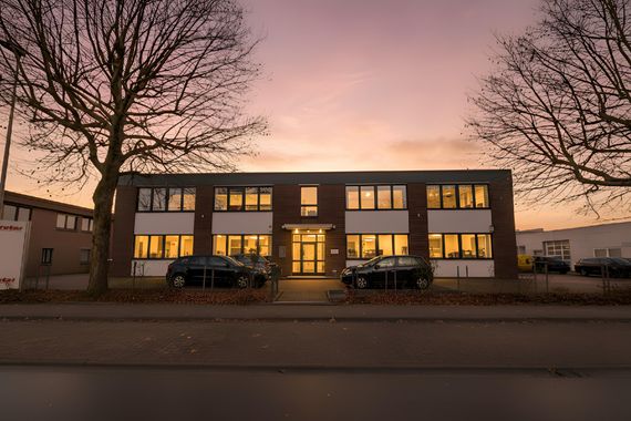 EXKLUSIVE BÜROFLÄCHE MIT LAGERHALLEN ZU MIETEN!