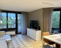 Wohnzimmer mit überdachtem Balkon