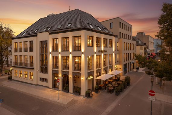 DACHTERRASSE + BÜRO IN NEUBAU-TRADITIONS-LIEGENSCHAFT