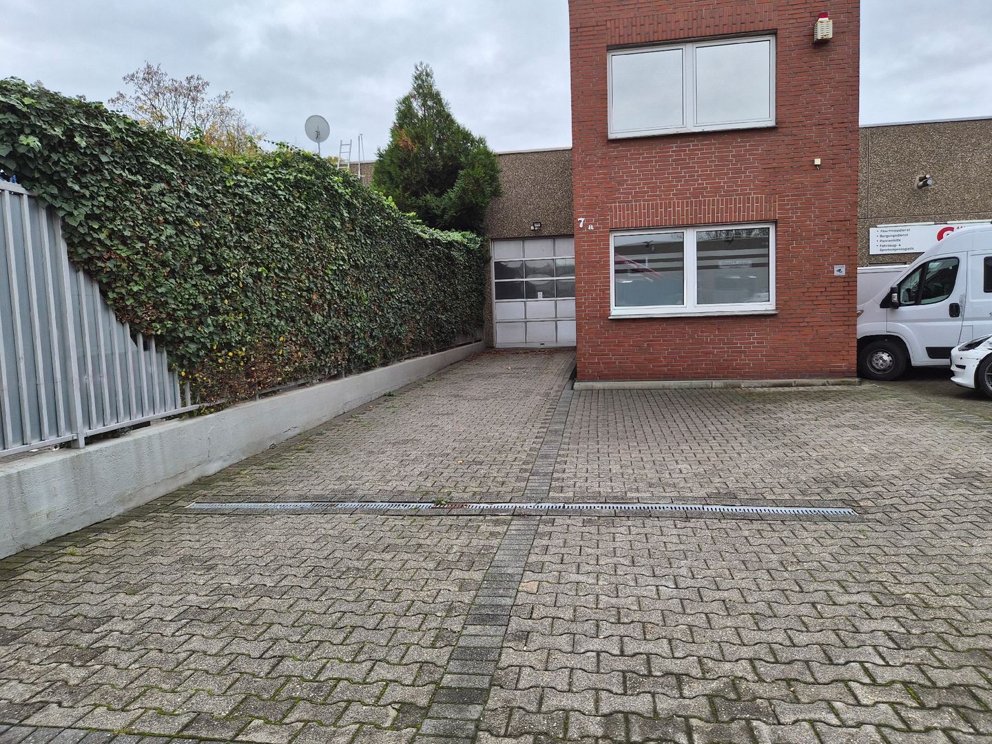 NEUSS NÄHE HAFEN/HAUPTBAHNHOF: HALLE/SERVICEFLÄCHE  MIT BÜROTRAKT IM GEWERBEGEBIET *KEIN KFZ*