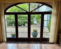 Blick vom Wohnbereich in den Hof