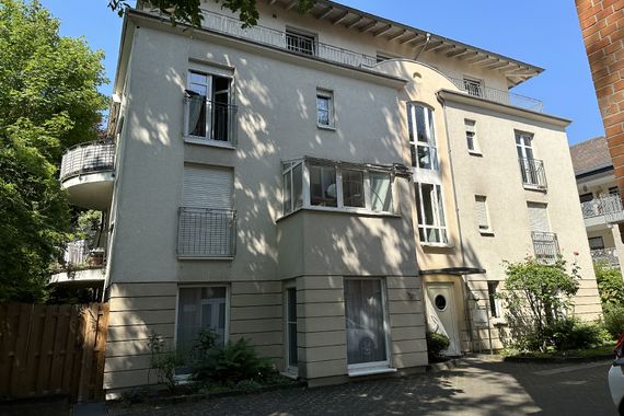 Wiesbaden-Dichterviertel! Kapitalanlage! Helle Penthouse-Wohnung mit umlaufendem Balkon!